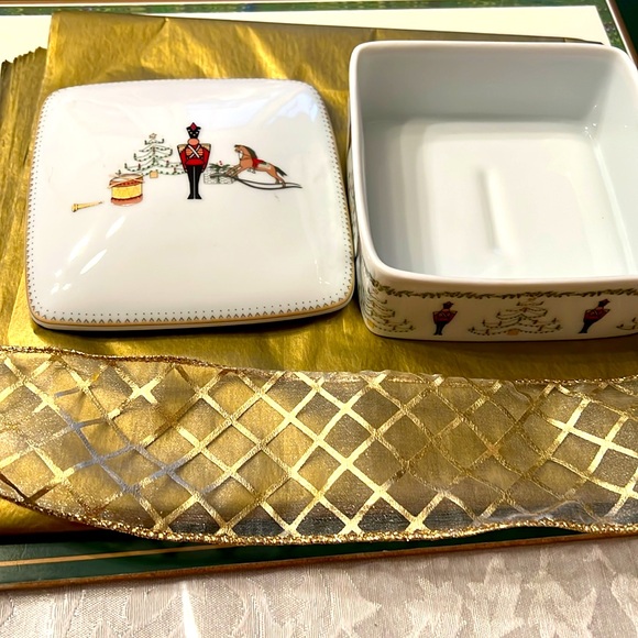 Bernardaud Limoges France Large box authentic Grenadiers Happy Holiday pattern. - Picture 4 of 5